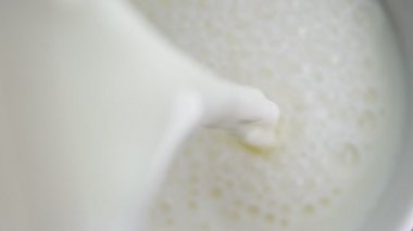 Süt bardağa dökülür..