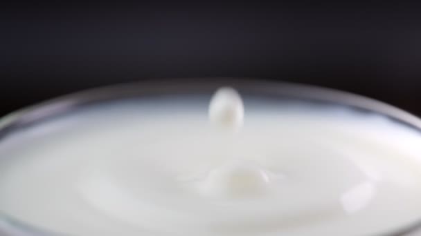 Süt Damlası Dolu Bardağa Düşer Yavaş Çekim — Stok video