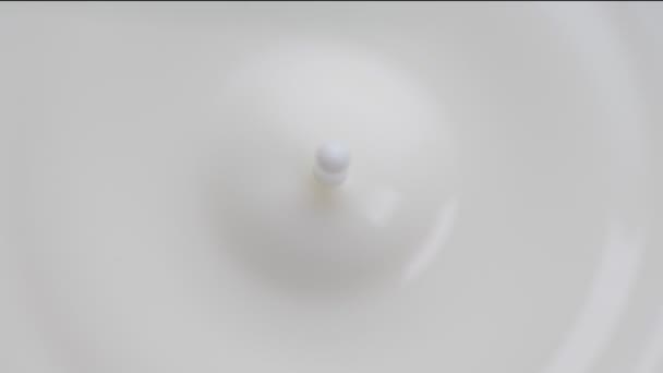 Süt Damlası Dolu Bardağa Düşer Yavaş Çekim — Stok video