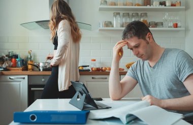 Adam evde kendini izole bir şekilde çalışıyor. Coronavirus kilitlenmesi.