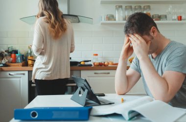 Kendini soyutlamaktan bıkmış bir adam evde çalışıyor. Coronavirus kilitlenmesi.