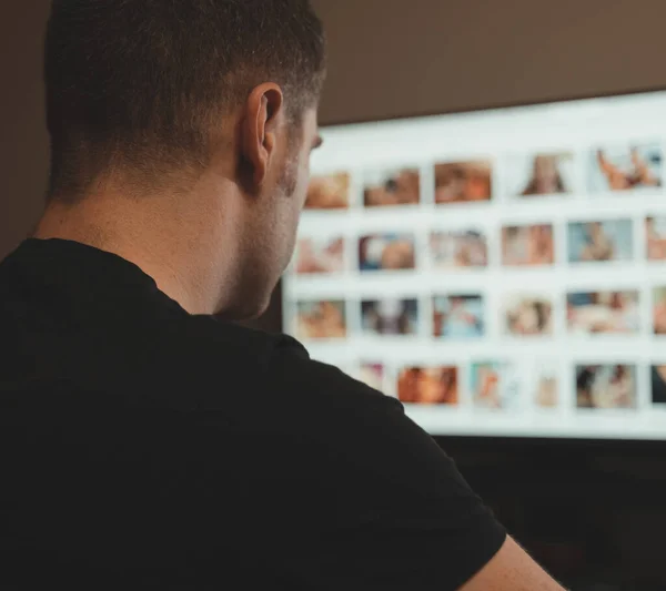 Man Bläddrar Porr Webbplats Sent Natten — Stockfoto