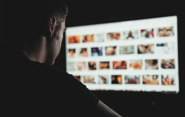 Man Bläddrar Porr Webbplats Sent Natten — Stockfoto