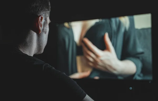 Hombre Viendo Película Erótica Tarde Noche — Foto de Stock