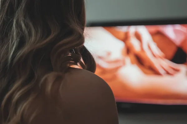 Mujer Viendo Película Erótica Televisión — Foto de Stock