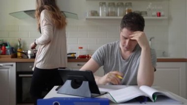 Kocam evde çalışmaktan yoruldu. Kişisel izolasyon.