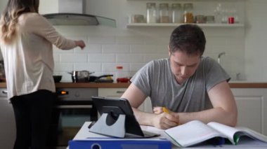 Kocam evde çalışmaktan yoruldu. Kişisel izolasyon.