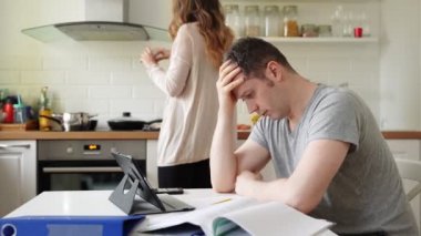 Kocam evde çalışmaktan yoruldu. Kişisel izolasyon.