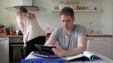 Adam evde kendini izole bir şekilde çalışıyor. Coronavirus kilitlenmesi.