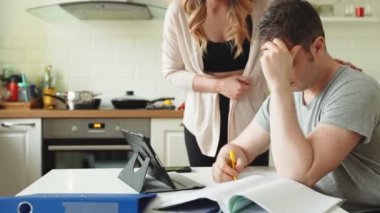 Kadın kendini tecrit ederken kocasını sakinleştirir. Kilitlenme.