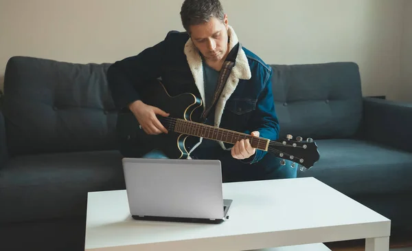 Leraar Laat Zien Hoe Gitaar Speelt Online Les Afstand — Stockfoto