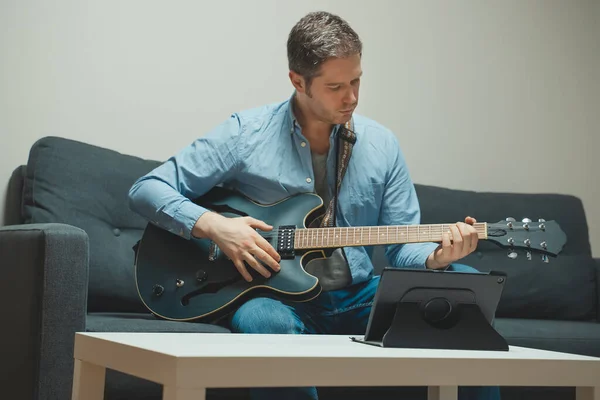 Człowiek Uczy Się Grać Gitarze Zdalne Lekcje Online — Zdjęcie stockowe
