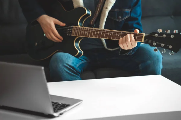 Teacher Shows How Play Guitar Remote Online Lesson — Stock Photo, Image