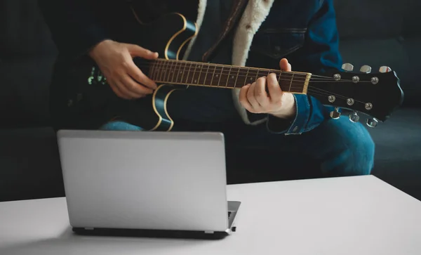 Leraar Laat Zien Hoe Gitaar Speelt Online Les Afstand — Stockfoto