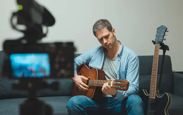 Man Met Spaanse Gitaar Voor Videocamera — Stockfoto