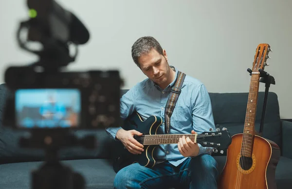 Man Met Semi Akoestische Gitaar Voor Videocamera — Stockfoto