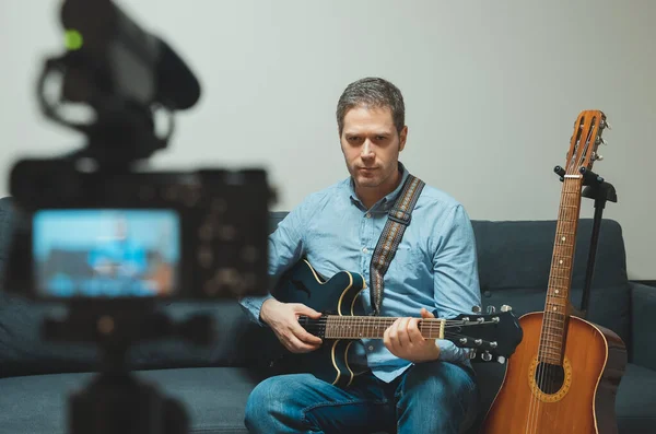 Mężczyzna Półakustyczną Gitarą Przed Kamerą Wideo — Zdjęcie stockowe