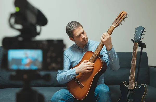 Man Met Spaanse Gitaar Voor Videocamera — Stockfoto