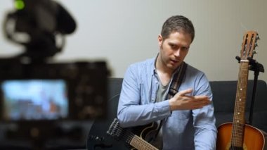 Yarı akustik gitar kayıt videosu olan öğretmen.