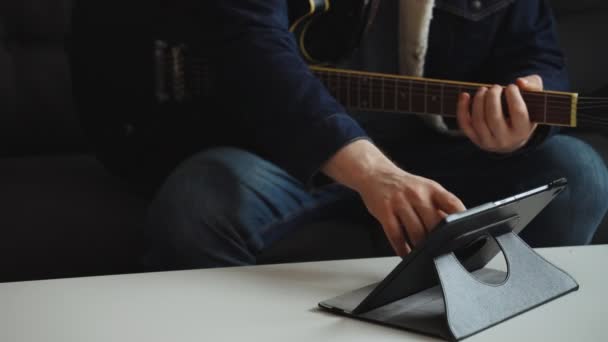 Άνθρωπος Μαθαίνει Παίζει Κιθάρα Απομακρυσμένο Online Μάθημα — Αρχείο Βίντεο