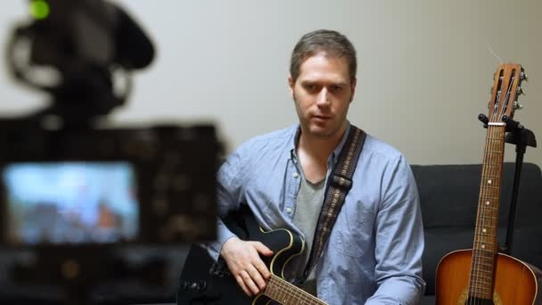 Professor Com Guitarra Semi Acústica Gravação Vídeo Blog — Vídeo de Stock