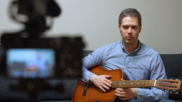 Homem Com Guitarra Espanhola Frente Câmera Vídeo — Vídeo de Stock