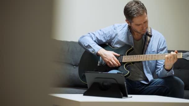 男人学习如何弹吉他 远程在线课程 — 图库视频影像