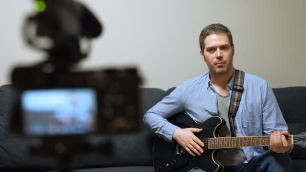 Homem Com Guitarra Semi Acústica Frente Câmera Vídeo — Vídeo de Stock