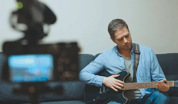 Man Met Semi Akoestische Gitaar Voor Videocamera — Stockfoto