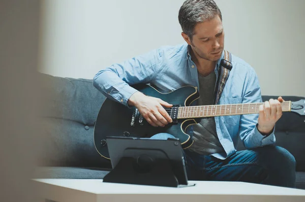 Człowiek Uczy Się Grać Gitarze Zdalne Lekcje Online — Zdjęcie stockowe