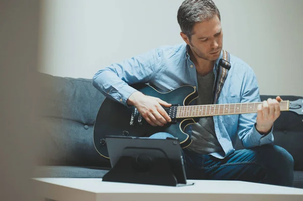 Mens Leert Gitaar Spelen Online Les Afstand — Stockfoto