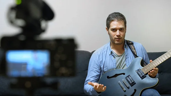 Hombre Con Guitarra Semi Acústica Delante Videocámara — Foto de Stock