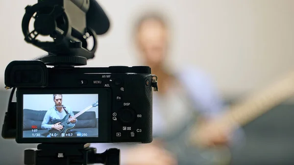 Homem Com Guitarra Semi Acústica Frente Câmera Vídeo — Fotografia de Stock