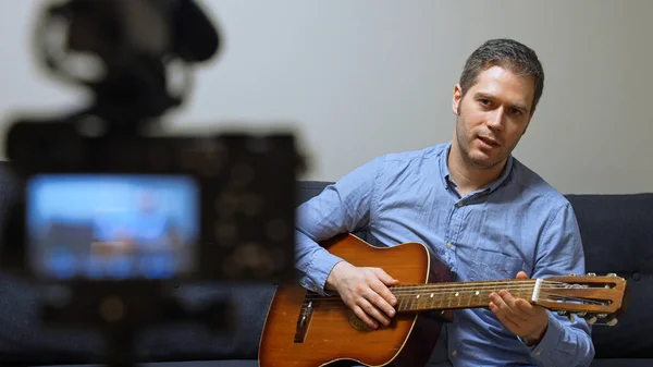 Homem Com Guitarra Espanhola Frente Câmera Vídeo — Fotografia de Stock