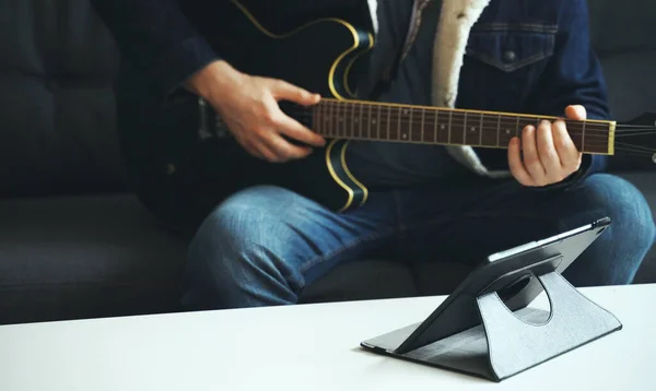 男はギターの弾き方を学ぶ リモートオンラインレッスン — ストック写真