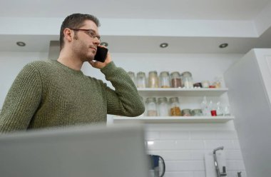 Cep telefonundan arayan adam evde yalnızlık çekiyor..