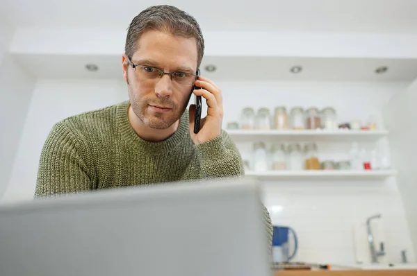 Man Ringer Mobiltelefon Självisolering Hemma — Stockfoto