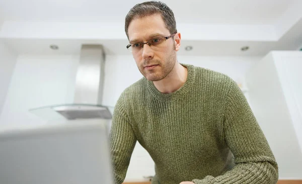 Mężczyzna Korzystający Laptopa Podczas Samodzielnej Izolacji Domu — Zdjęcie stockowe