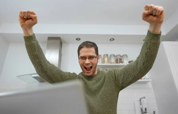 Aufgeregt Mann Mit Laptop Online Spielkonzept — Stockfoto