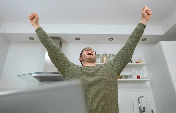 Homem Excitado Com Laptop Conceito Jogo Online — Fotografia de Stock