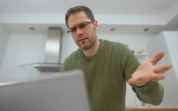 Homem Perturbado Com Laptop Conceito Jogo Online — Fotografia de Stock