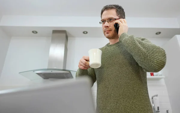 Muž Volá Mobilním Telefonem Samostatná Izolace Doma — Stock fotografie