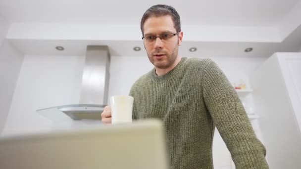 Homem Fazer Videochamadas Com Clientes Fazer Negócios Partir Casa — Vídeo de Stock