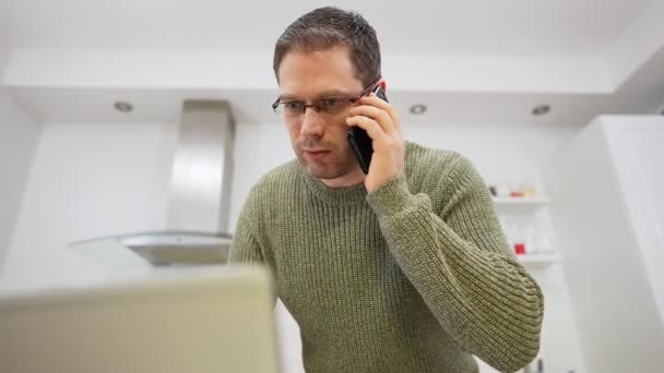 Мужчина Разговаривает Мобильному Телефону Ведение Бизнеса Дома — стоковое видео