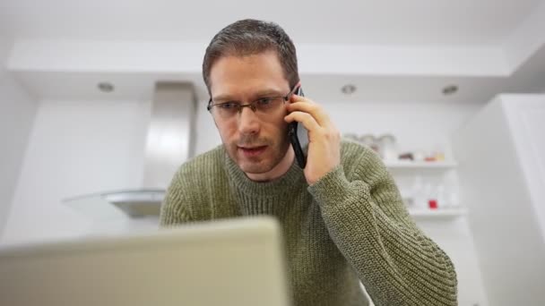 Расстроенный Человек Разговаривает Мобильному Телефону Ведение Бизнеса Дома — стоковое видео