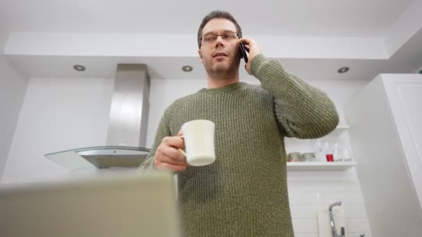 Hombre Molesto Hablando Por Teléfono Móvil Haciendo Negocios Desde Casa — Vídeos de Stock