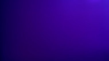 Neon mavi ışık arka planda sızıntı yapıyor. 4K 'da gerçek atış..