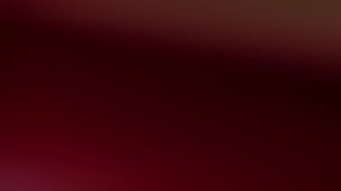 Kırmızı ışık arka planda sızıntı yapıyor. 4K 'da gerçek atış..