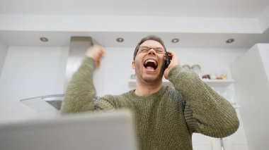 Adama piyangoyu kazandığı bildirildi..