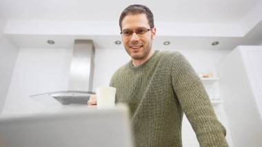 Müşterilerle görüntülü görüşme yapan bir adam. Evden iş yapmak..